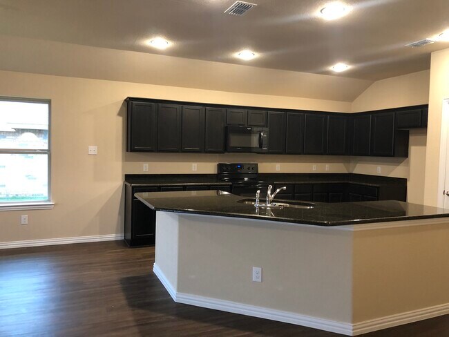 Building Photo - 530 Meadowlake Dr