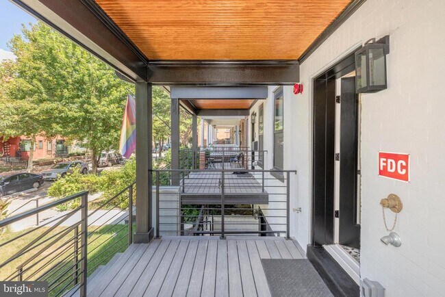 Foto del edificio - 722 Kenyon St NW