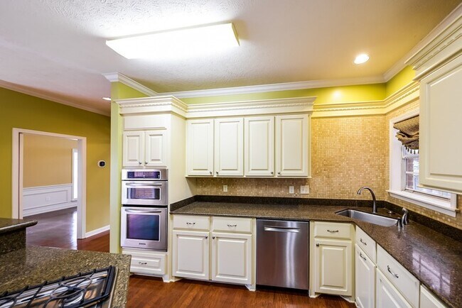 Foto del edificio - Exquisite 4-Bedroom in Brandon