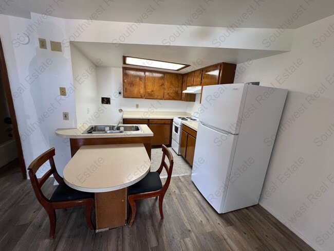 Building Photo - Beautiful Studio- ALL BILLS PAID-Month to ...