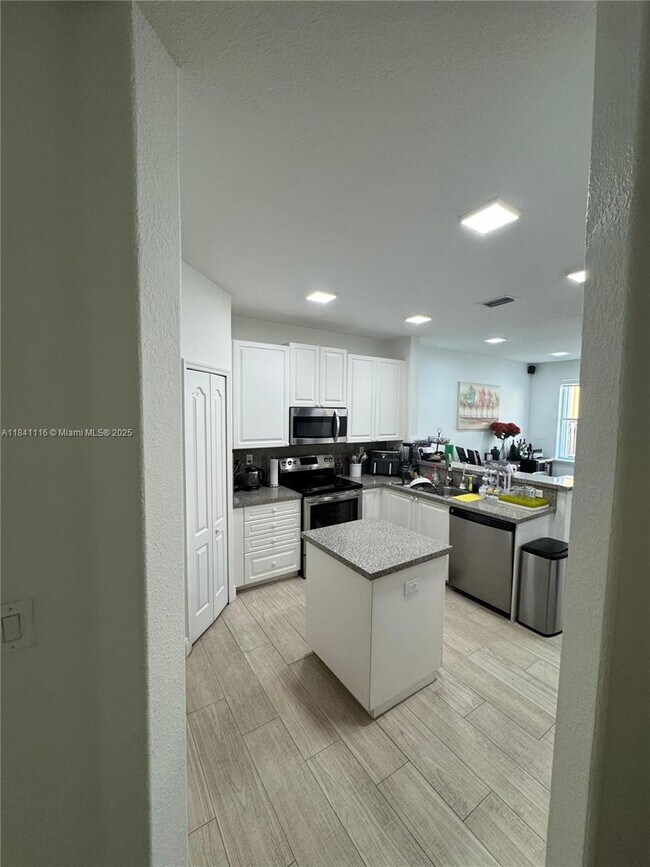 Foto del edificio - 5444 NW 112th Pl