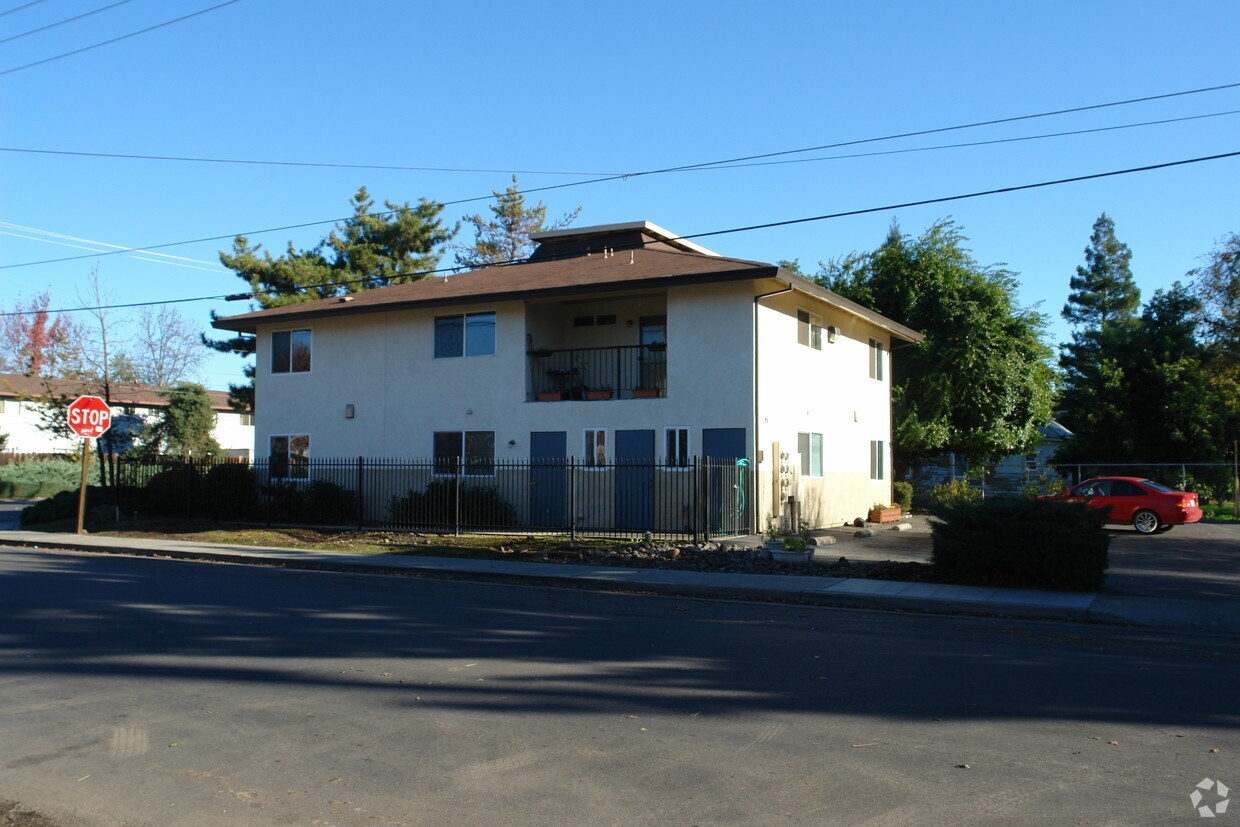 Building Photo - 710 Walnut St