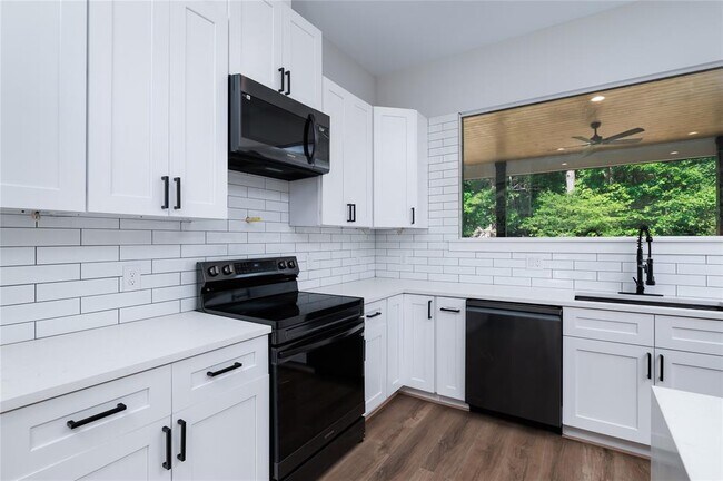 Foto del edificio - 354 Peach Pt Ln