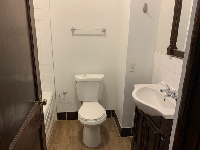 Photo du bâtiment - 534-534 Wardlaw Ave