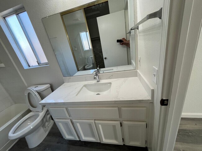 Building Photo - Newly Renovated - 3Br/2BA/ 1440SF Coming S...