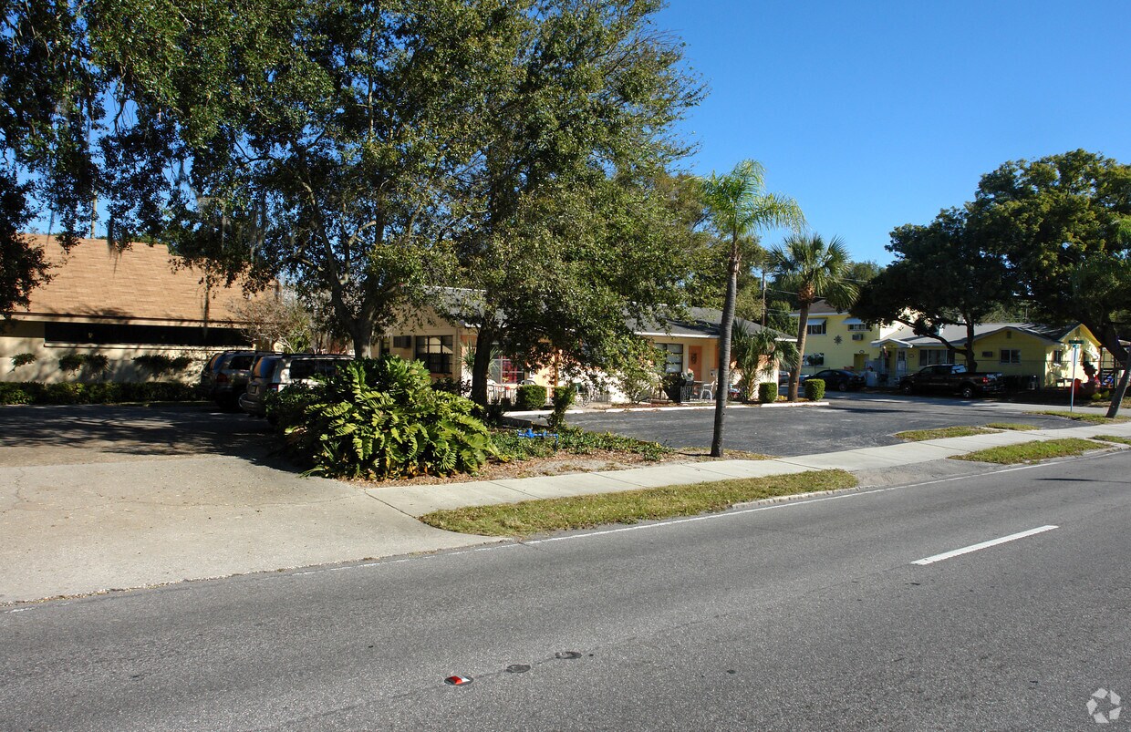 Building Photo - Kenwood Villas