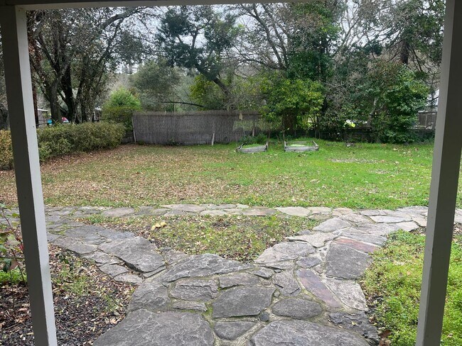 Building Photo - Updated 2 Bedroom 1 Bathroom Duplex in San...