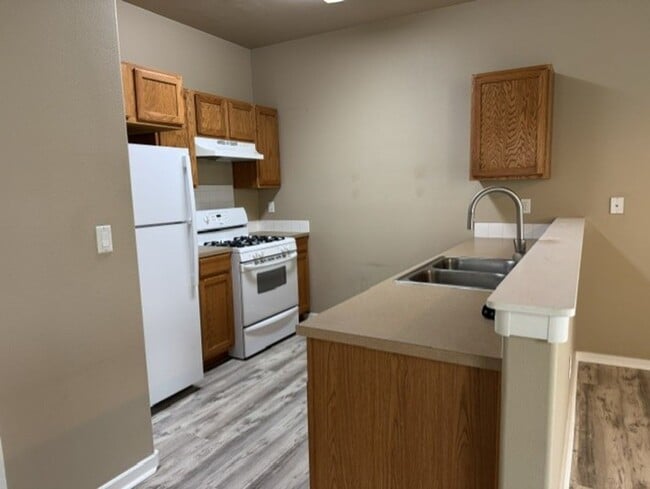 Building Photo - SW Bend Townhome