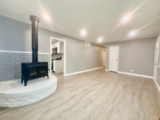 Building Photo - 450 Tomahawk St
