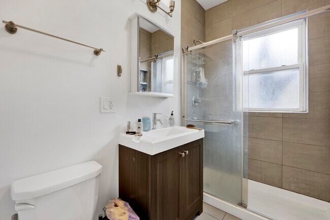 Foto del edificio - 3226 W Potomac Ave