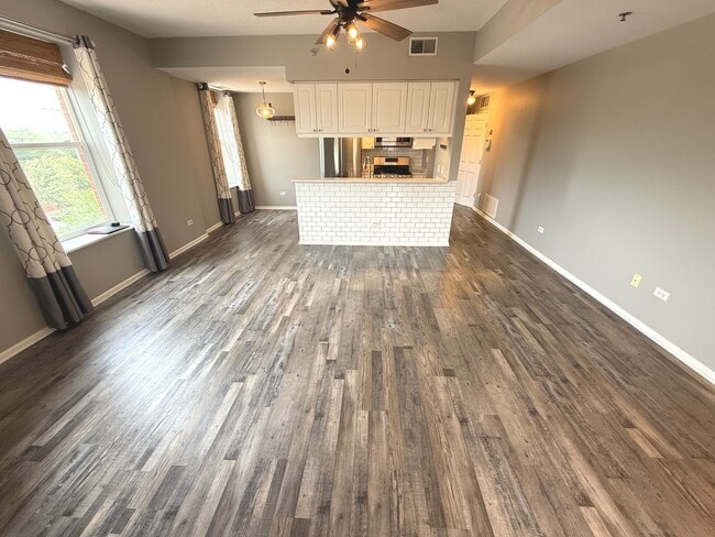 Building Photo - 400 Village Cir