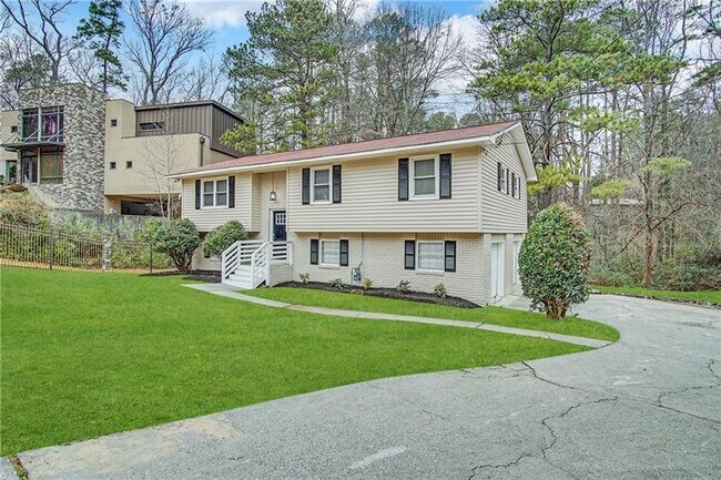 Building Photo - 633 Larchmont Dr NW