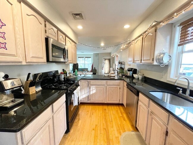 Building Photo - 6 Harleston St