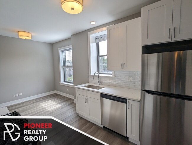 Building Photo - 3943 N Janssen Ave