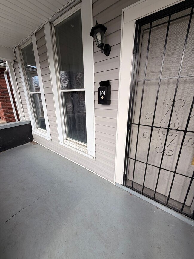 Foto del edificio - Beautiful Fully Renovated 2/1 Duplex!