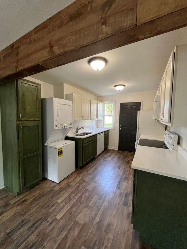 Building Photo - 2BR/1BA Renovated Triplex Unit – Prime Location Near Meharry, TSU, and Vandy!