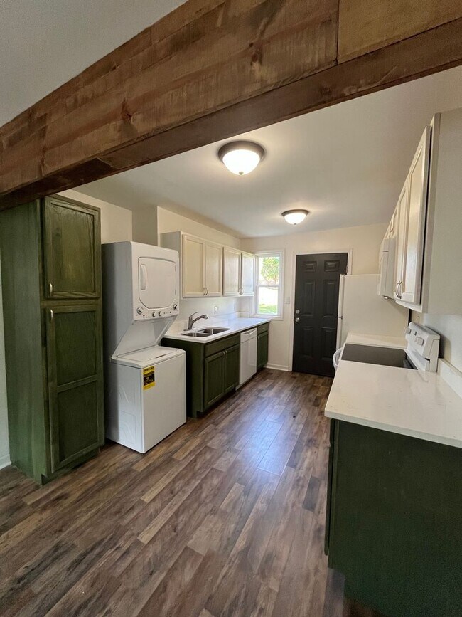Foto del edificio - 2BR/1BA Renovated Triplex Unit – Prime Location Near Meharry, TSU, and Vandy!