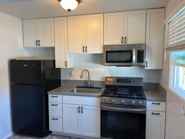 Building Photo - 5070 Marlborough Dr