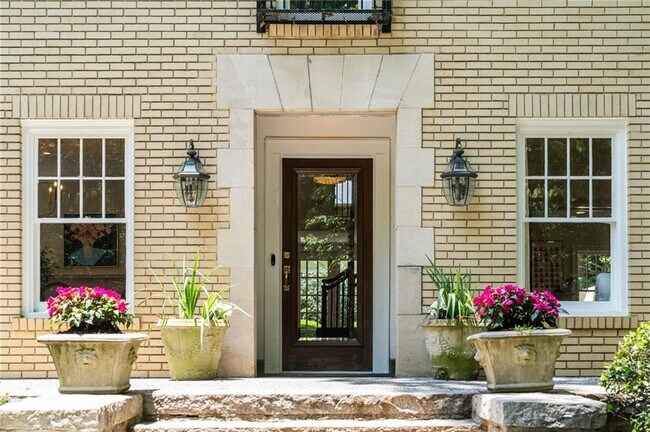 Foto del edificio - 876 Lullwater Rd NE