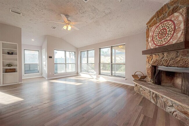 Foto del edificio - 8326 Wind Willow Dr