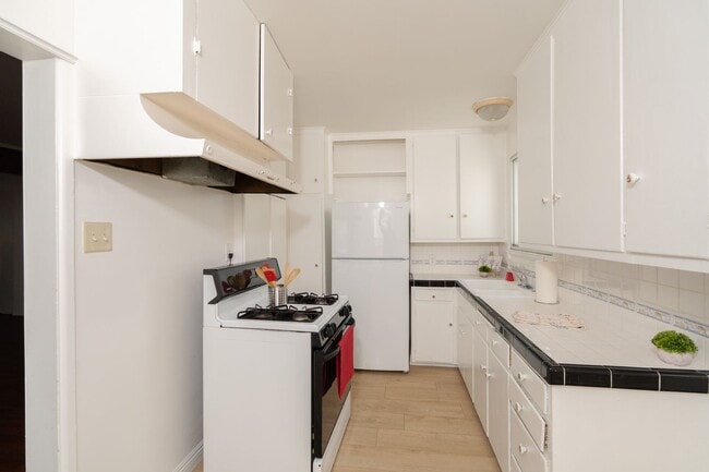 Building Photo - BEAUTIFUL COZY 2 BED 1 BATH HOUSE!