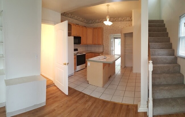 Building Photo - 2 bed 2bath Home For Rent, in the heart of...