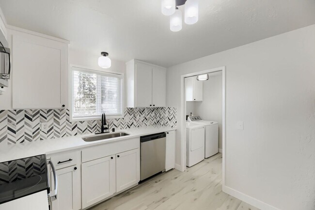 Foto del edificio - 14115 Admiralty Way
