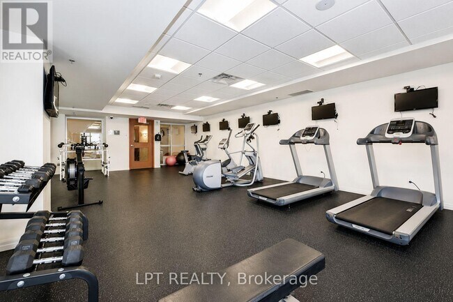 Building Photo - 242 Rideau St
