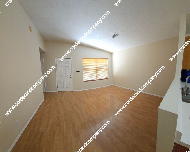 Foto del edificio - COMING SOON! Nice 3 Bedroom, 1.5 Bathroom, 2 Car Garage and 1,070 Sq Ft. Home.