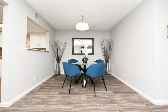 Comedor + Suelos estilo madera - Avery