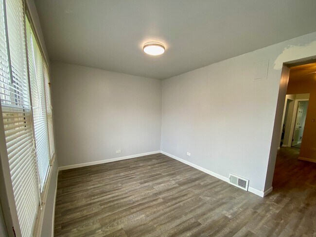 Building Photo - 4932 N McVicker Ave