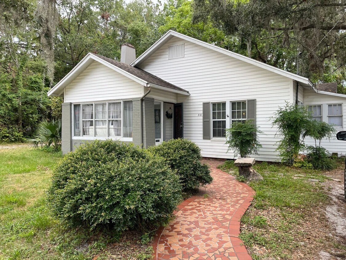 Foto principal - Cute, remodeled 2 Bedroom, 1 Bathroom home...