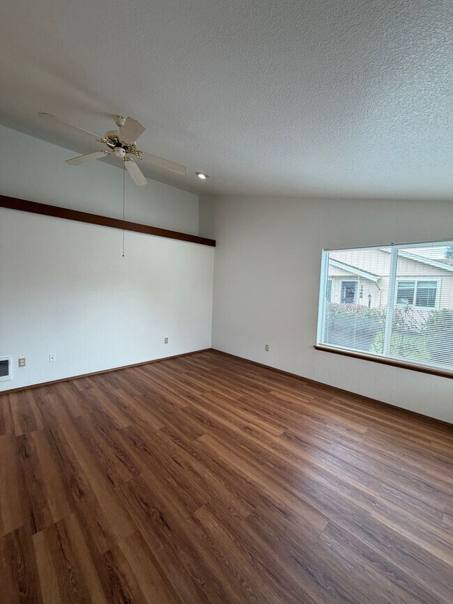 Foto del edificio - 1474 Diamond Rd SE