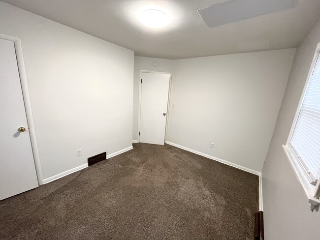 Building Photo - 2215 Bird Dr