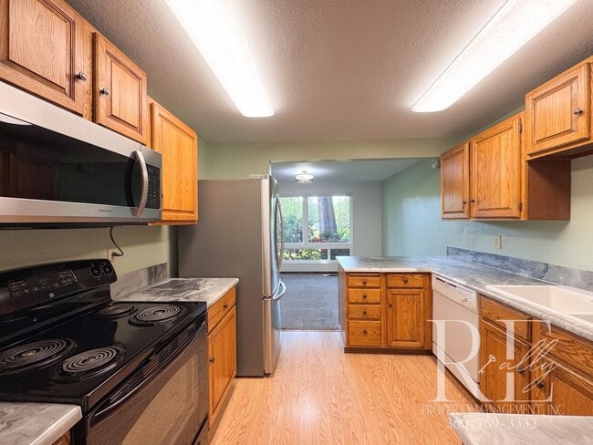 Building Photo - Highland Greens Golf Course Living