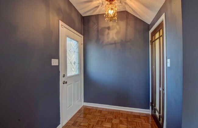 Foto del edificio - Now Available!