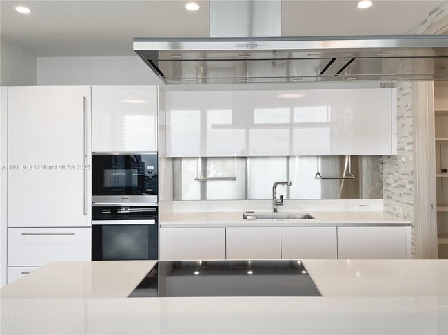 Building Photo - 1000 Brickell Plaza