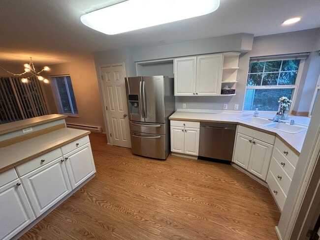 Building Photo - 3 Bed, 2.5 bath Townhome w/1-car garage in Highland Park neighborhood of Renton, $3,050/mo.