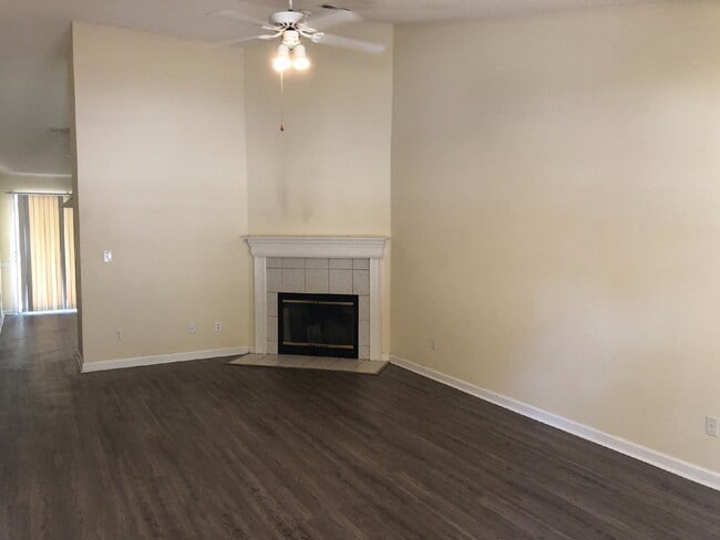 Building Photo - Upgraded 2 bed/ 2 bath