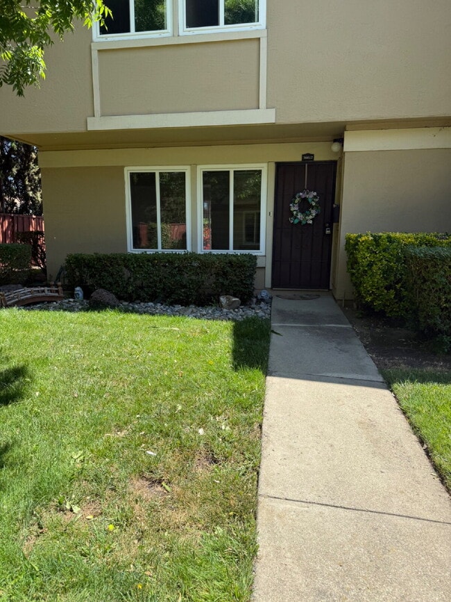Building Photo - Charming 3 Bedroom 1.5 Bathroom Condo in F...