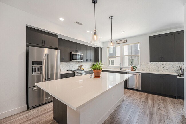 Foto del edificio - Stylish Town Home In Desirable Thornton Ne...