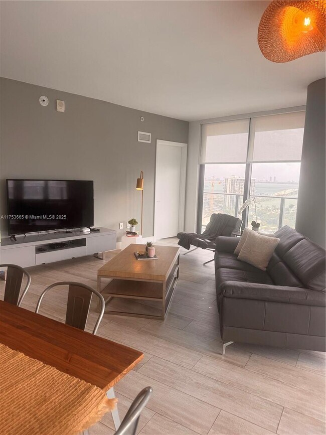 Foto del edificio - 121 NE 34th St