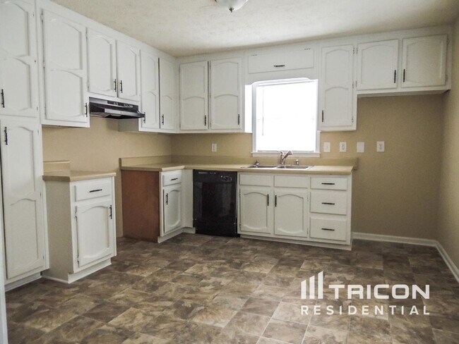 Building Photo - 6883 Lakeshore Dr