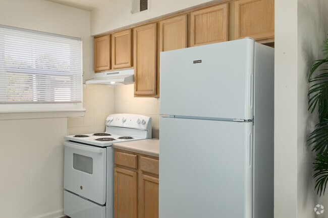 2BR, 1BA - 840SF-Kitchen - Admirals Way