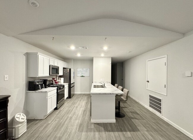 Building Photo - Stunning 4-Bedroom Home in Cleveland - Spa...
