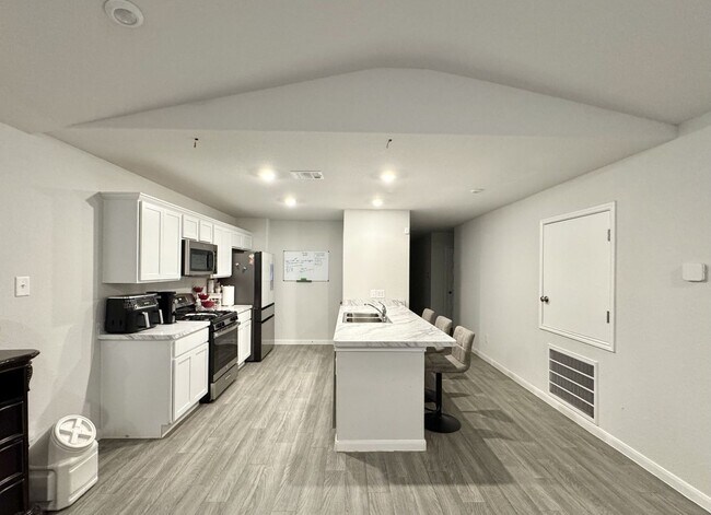 Foto del edificio - Stunning 4-Bedroom Home in Cleveland - Spa...