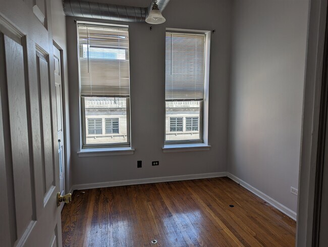 Building Photo - 4408 N Sheridan Rd