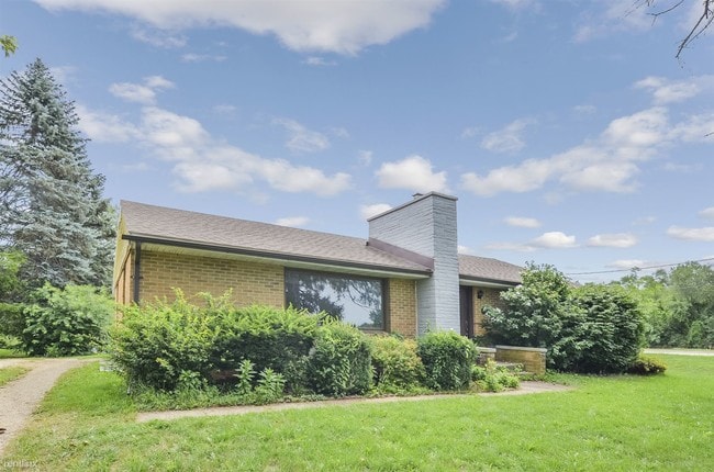 Building Photo - 2077 River St