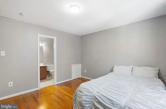 Foto del edificio - 4770 Dorsey Hall Dr