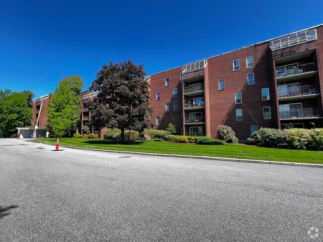 Building Photo - 50-56 Broadlawn Park